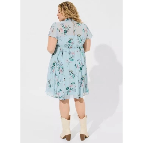 Size 1X Torrid Mini Chiffon Blue Floral High Neck Smocked Dress - Picture 2 of 9